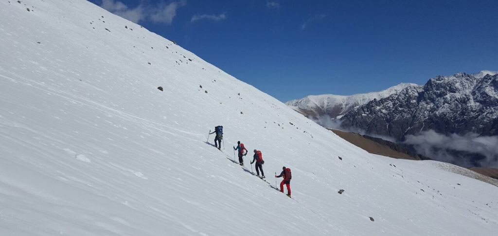 skitour-on-mountain-kazbegi_(1)