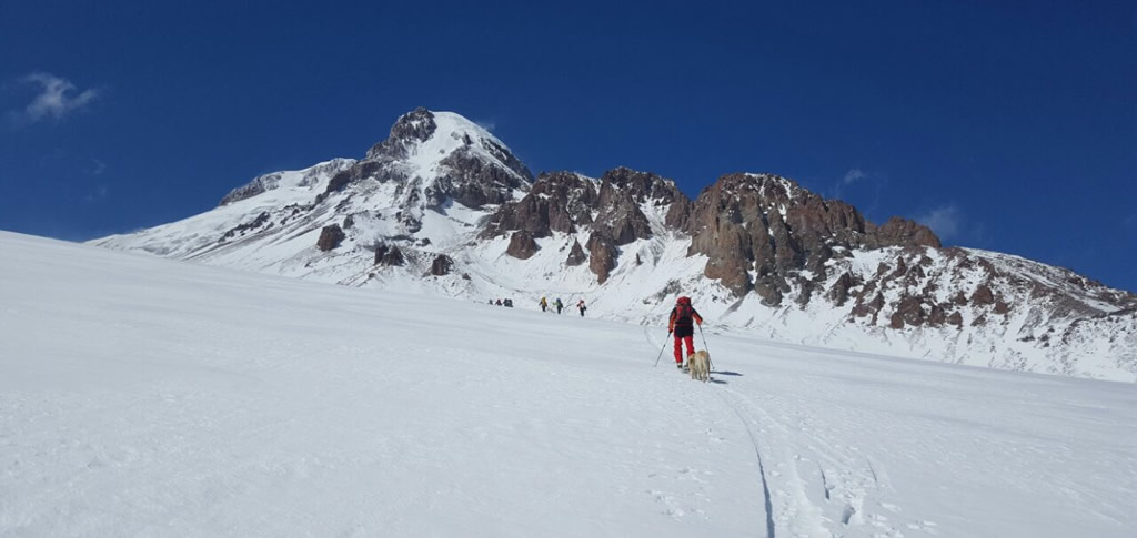 skitour-on-mountain-kazbegi_(2)